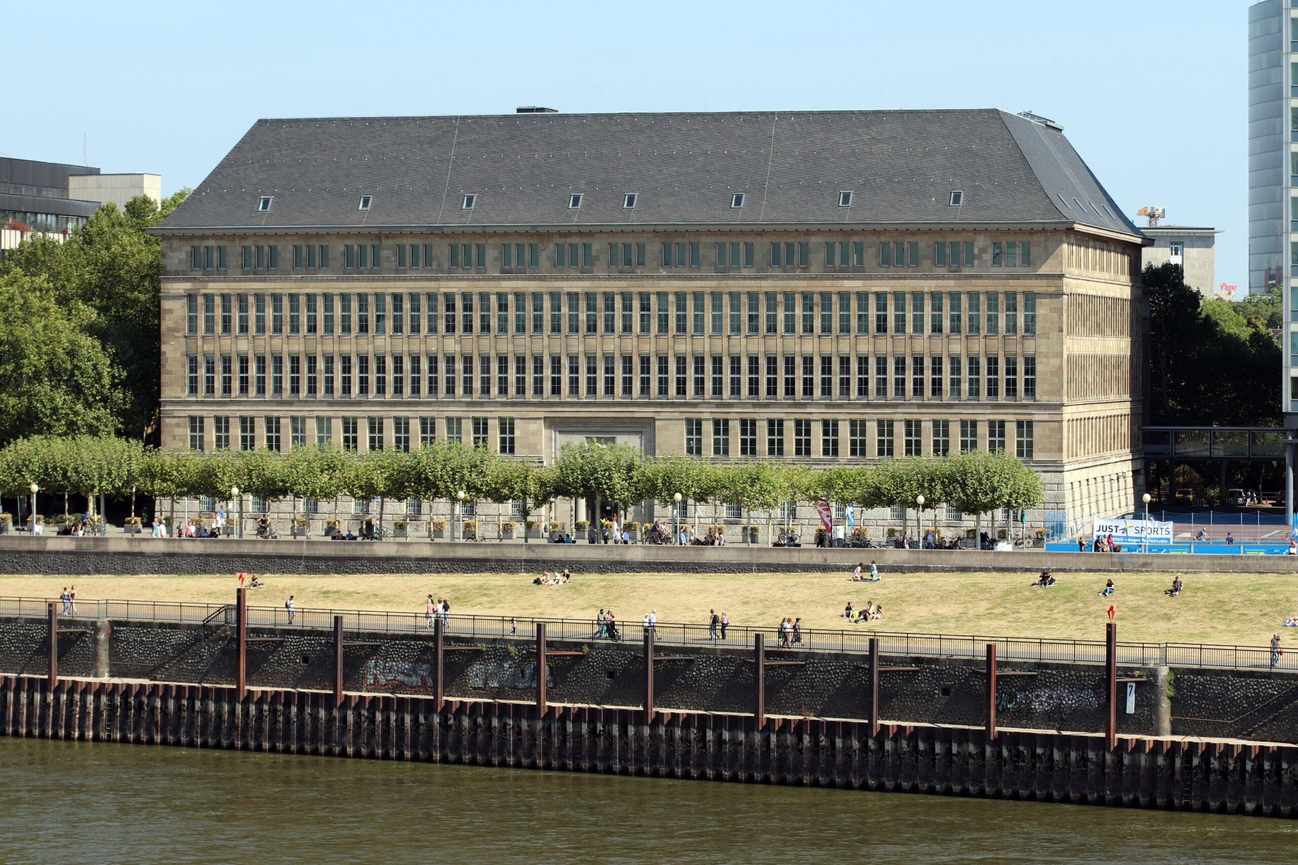 Die Architekturikone "Behrens-Bau" und ehemalige Hauptverwaltung der Mannesmannröhren-Werke AG, am Rheinufer Düsseldorfs wird zum Haus der Geschichte NRW
