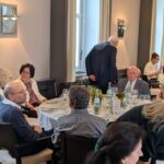 1.9.2026 - Hartmut Haubrich, Gastgeber zu einer wunderbaren Einladung zum Saisonbeginn der SingPause Düsseldorf im feinen Ambiente des Industrieclubs. Hier wechselt Herr Haubrich zum Nachbartisch und dann zu allen anderen Tischen.