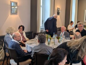 1.9.2026 - Hartmut Haubrich, Gastgeber zu einer wunderbaren Einladung zum Saisonbeginn der SingPause Düsseldorf im feinen Ambiente des Industrieclubs. Hier wechselt Herr Haubrich zum Nachbartisch und dann zu allen anderen Tischen.