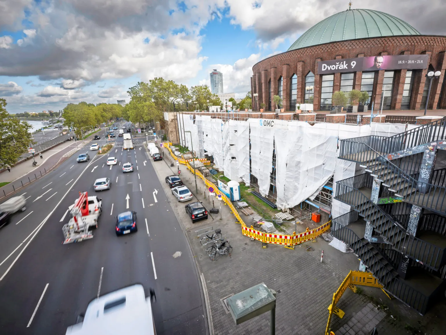 Noch läuft die Sanierung der zum Rhein hin gelegenen Westfassade der Tonhalle. Das Gerüst wird jetzt aber abgebaut. Foto: Andreas Bretz