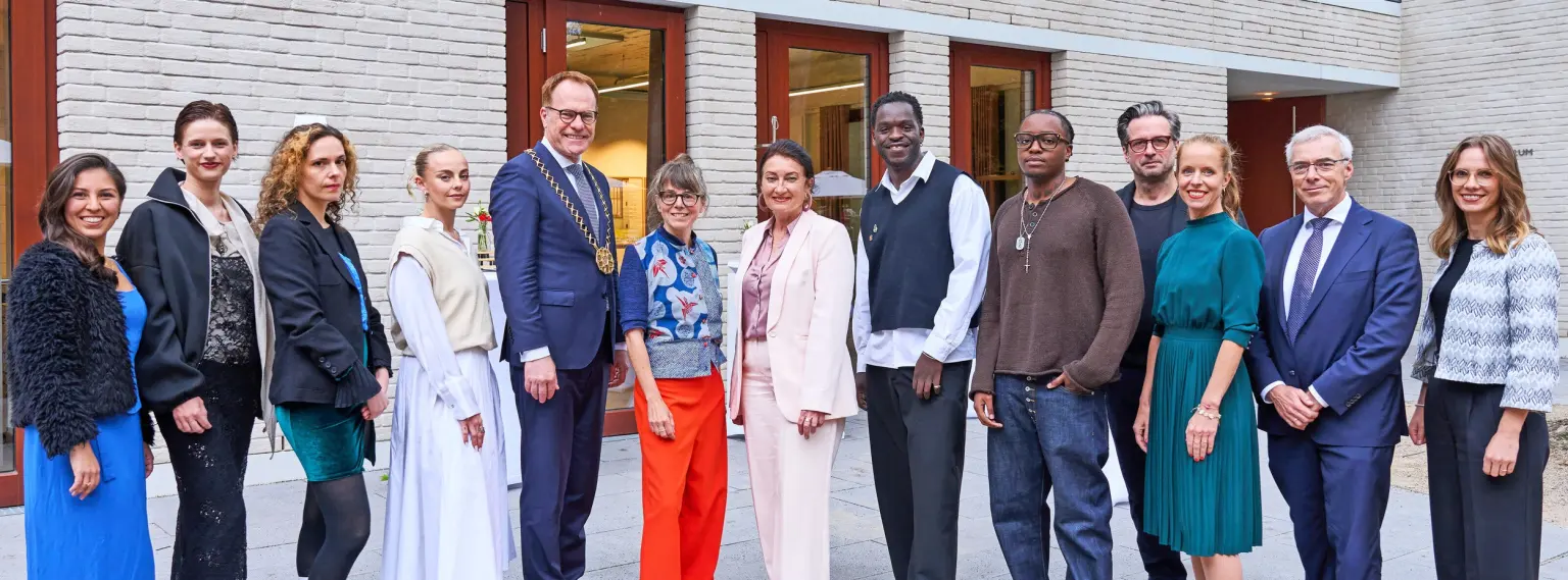 Oberbürgermeister Stephan Keller (5. v .l.) und Miriam Koch (M.), Beigeordnete für Kultur und Migration, mit den Kulturpreisträgern 2026 und Stefan Dahm, Vorstandsvorsitzender der Stadtsparkasse, (2. v. r.) und Esther Breinig (r.), Kunst- und Kulturstiftung der Stadtsparkasse Düsseldorf. Foto: Stadt/Claus Langer