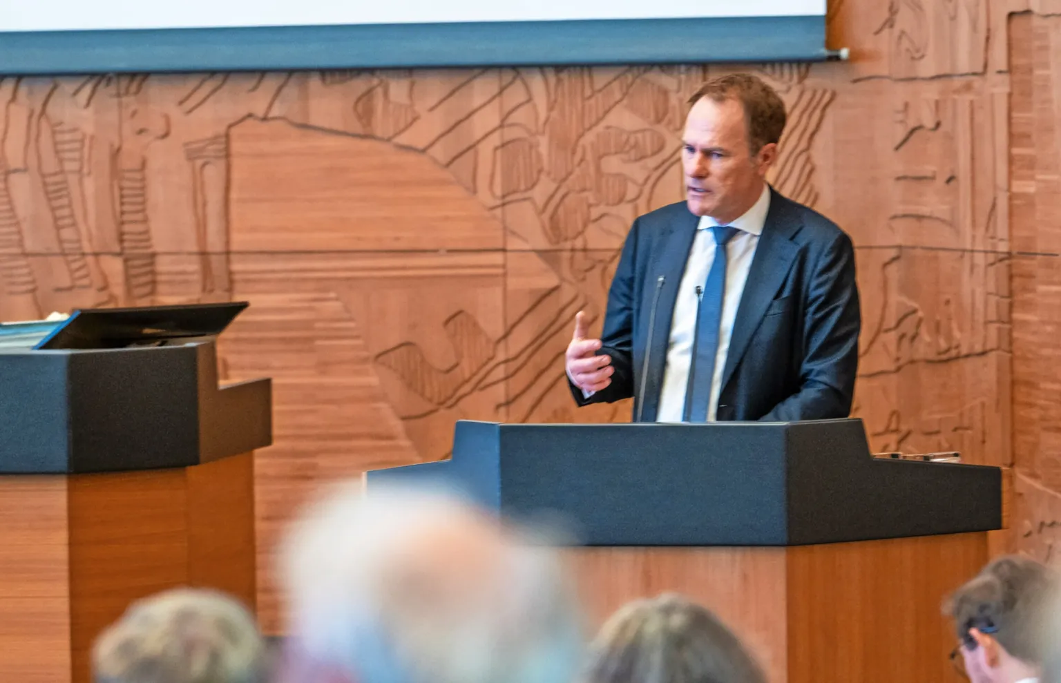 24.9.2026: Oberbürgermeister Stephan Keller (CDU) bei seiner Etatrede im Stadtrat am Donnerstag. Foto: Georg Salzburg
