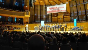 13.9.2026 - Preisträgerkonzert zum 20jährigen Jubiläum des Aeolus-Bläser-Wettbewerbs in Düsseldorfs Tonhalle: Dr. Sieghardt Rometsch, Gründer des Wettbewerbs, bei seiner Abschlussrede nach dem Preisträgerkonzert zusammen mit allen Jury-Mitgliedern und der Preisträgerin und den beiden Preisträgern und der Moderatorin. Bild: MH/Musikverein