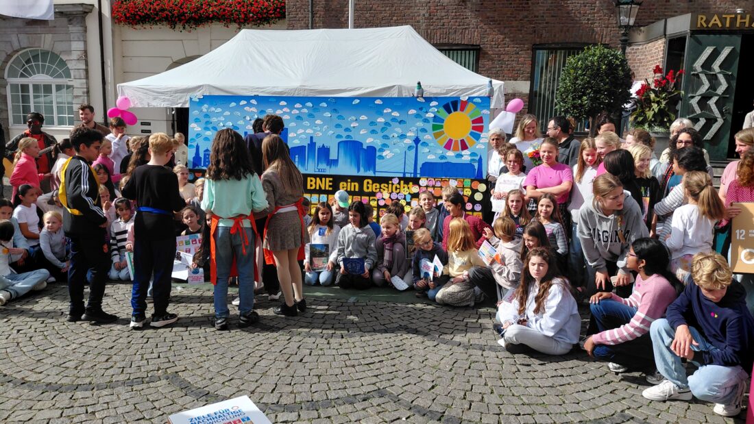 24.9.2026 - Düsseldorfer Grundschulen präsentieren auf dem Rathausplatz ihre Programme und Arbeiten zur Nachhaltigkeit mit vielfältigen Eindrücken. Dies fand zeitgleich statt mit der Demo der "Freien Szene" zur Förderung durch die Stadt und der Sitzung im Stadtrat über die kommenden Haushalte.
