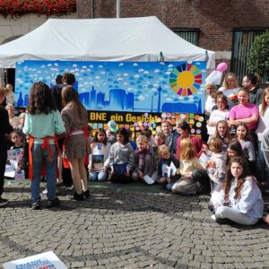 24.9.2026 - Düsseldorfer Grundschulen präsentieren auf dem Rathausplatz ihre Programme und Arbeiten zur Nachhaltigkeit mit vielfältigen Eindrücken. Dies fand zeitgleich statt mit der Demo der "Freien Szene" zur Förderung durch die Stadt und der Sitzung im Stadtrat über die kommenden Haushalte.