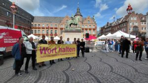 24.9.2026 - Die "Freie Szene" brachte sich an diesem Tag der Ratsdebatte um die kommenden Haushalte der Landeshauptstadt Düsseldorf in Stellung um ihr Gesicht zu zeigen und deutlich zu machen, wie vielfältig und bunt unsere Stadt auch durch ihre Tätigkeit ist. "Wort halten" war das Motto, dass in erster Linie von den Künstlerinnen und Künstlern der "Freien Szene" formuliert wurde. Zeitgleich präsentierten Düsseldorfer Grundschulen auf dem Rathausplatz ihre Programme und Arbeiten zur Nachhaltigkeit mit vielfältigen Eindrücken. Im Bild 3. v.l. Christian Westermeier (Künstlerverein Malkasten) und 3.v.r. Kristin Schwierz (zakk - Düsseldorf) als Sprecherin und Sprecher der "Freien Szene für Kunst und Kultur".