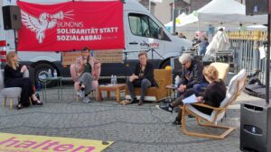24.9.2026 - Die "Freie Szene" brachte sich an diesem Tag der Ratsdebatte um die kommenden Haushalte der Landeshauptstadt Düsseldorf in Stellung um ihr Gesicht zu zeigen und deutlich zu machen, wie vielfältig und bunt unsere Stadt auch durch ihre Tätigkeit ist. In der Diskussionsrunde Kirstin Schwierz am Mikrofon als Sprecherin der "Freien Szene für Kunst und Kultur".