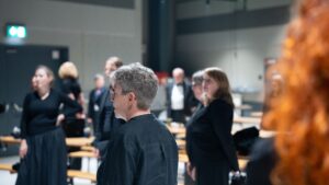 19.9. Musikfest der Bundeswehr 2026: Viel Probenzeit, aber auch ein Spaß für alle Sängerinnen und Sänger auf der Bühne und hinter der Bühne vor allem bei der abschließenden After-Show-Party mit allen Mitwirkenden. Einsingen mit Chorleiter Koon Tung Grant Sung (c) Bilder Musikverein