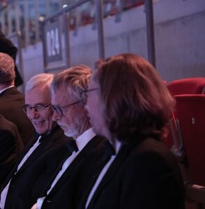 19.9. Musikfest der Bundeswehr 2026: Viel Probenzeit, aber auch ein Spaß für alle Sängerinnen und Sänger auf der Bühne und hinter der Bühne vor allem bei der abschließenden After-Show-Party mit allen Mitwirkenden. Die Herren Georg Lauer, Hermann Oehmen, Peter Seidl (baßfraktion) (c) Bilder Musikverein