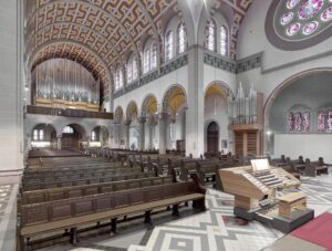 Die Orgel von St. Antonius in Düsseldorf-Oberkassel mit dem flexibel einsatzbaren Spieltisch