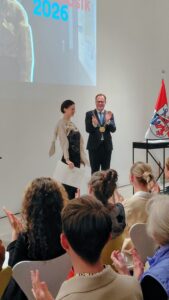 Die Landeshauptstadt Düsseldorf verleiht den diesjährigen Kulturpreis in vielen Sparten der Kultur. Am 17.9.2026 u.a. für Musik an unsere Singleiterin Kira Hummen für ihre vielfältige Kunst. Alles im neuen Rahmen im Forum des Malkasten Düsseldorf: Oberbürgermeisterin Stephan Keller ehrt Kira Hummen