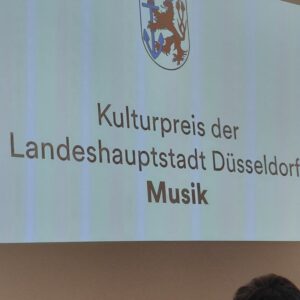 Die Landeshauptstadt Düsseldorf verleiht den diesjährigen Kulturpreis in vielen Sparten der Kultur. Am 17.9.2026 u.a. für Musik an unsere Singleiterin Kira Hummen für ihre vielfältige Kunst. Alles im neuen Rahmen im Forum des Malkasten Düsseldorf.