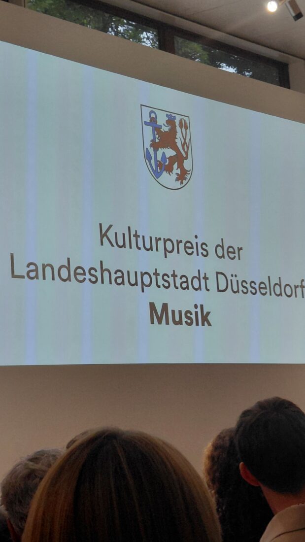 Die Landeshauptstadt Düsseldorf verleiht den diesjährigen Kulturpreis in vielen Sparten der Kultur. Am 17.9.2026 u.a. für Musik an unsere Singleiterin Kira Hummen für ihre vielfältige Kunst. Alles im neuen Rahmen im Forum des Malkasten Düsseldorf.