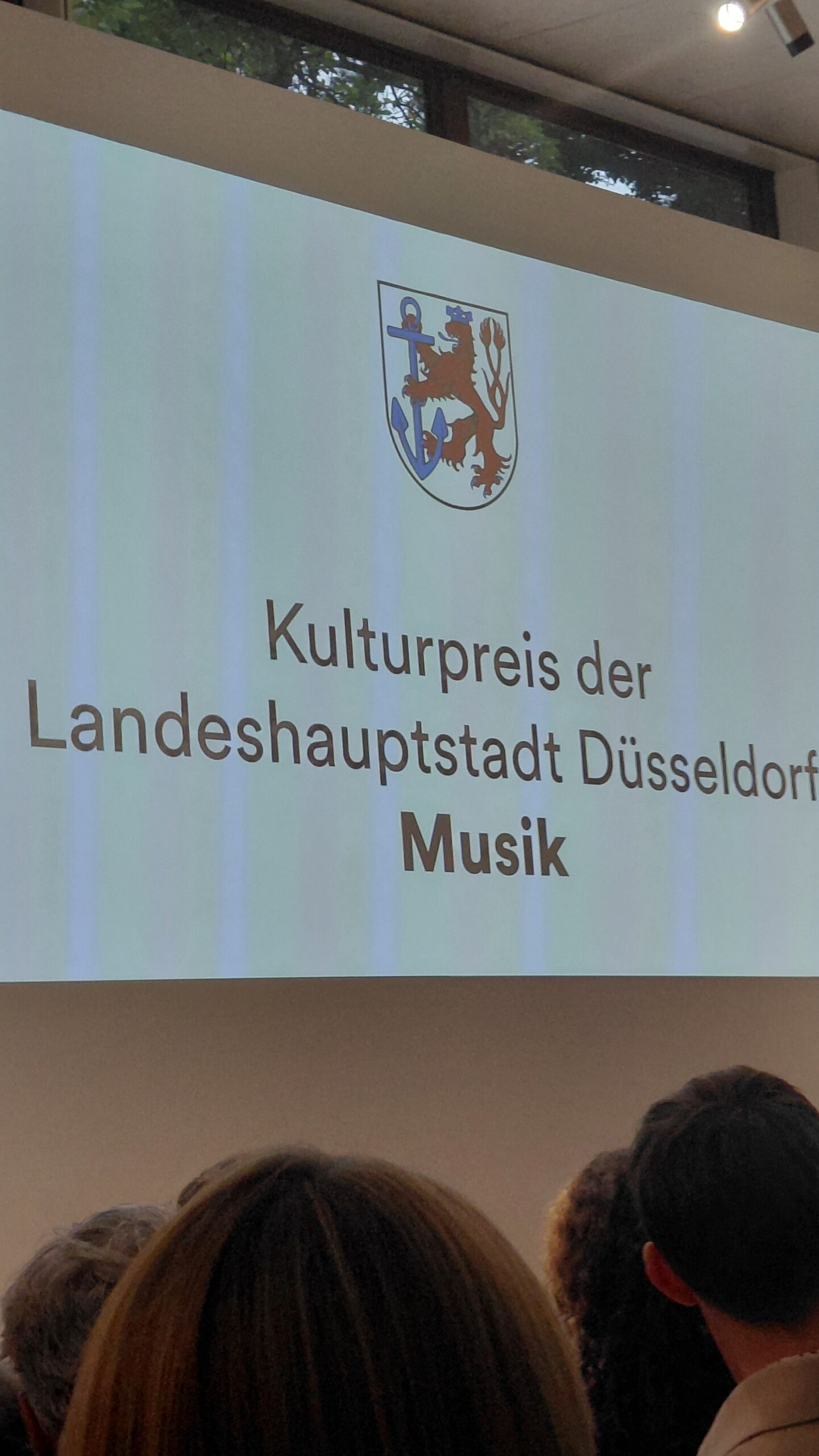 Die Landeshauptstadt Düsseldorf verleiht den diesjährigen Kulturpreis in vielen Sparten der Kultur. Am 17.9.2026 u.a. für Musik an unsere Singleiterin Kira Hummen für ihre vielfältige Kunst. Alles im neuen Rahmen im Forum des Malkasten Düsseldorf.