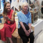 7.9.-12.9.2026: Hochzeitswoche wird gefeiert am Schumann-Denkmal am Ratinger Tor und im Schumann-Haus Düsseldorf, Bilker Str. 15: Elisabeth Wesche (r.), Förderin auch des heutigen Abends neben Maja Plüddemann vom Schumannfest-Düsseldorf