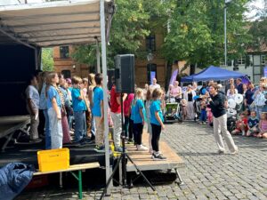 5.9.2026 - Traditionelles großesStraßenfest der Bürgerhilfe Gerresheim auf dem Gerricus-Platz: Auftritt der SingPause-Kinder der Schule Unter den Eichen unter der Leitung von Natalia Hildebrandt