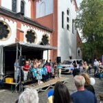 5.9.2026 - Traditionelles großes Straßenfest der Bürgerhilfe Gerresheim auf dem Gerricus-Platz: Auftritt der SingPause-Kinder der Schule Unter den Eichen unter der Leitung von Natalia Hildebrandt