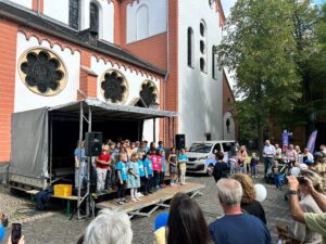 5.9.2026 - Traditionelles großes Straßenfest der Bürgerhilfe Gerresheim auf dem Gerricus-Platz: Auftritt der SingPause-Kinder der Schule Unter den Eichen unter der Leitung von Natalia Hildebrandt