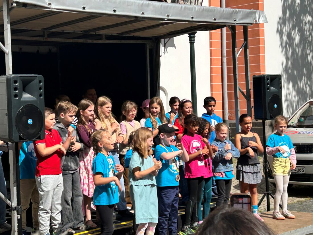 5.9.2026 - Traditionelles großes Straßenfest der Bürgerhilfe Gerresheim auf dem Gerricus-Platz: Auftritt der SingPause-Kinder der Schule Unter den Eichen unter der Leitung von Natalia Hildebrandt