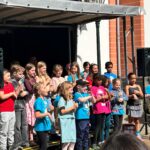 5.9.2026 - Traditionelles großes Straßenfest der Bürgerhilfe Gerresheim auf dem Gerricus-Platz: Auftritt der SingPause-Kinder der Schule Unter den Eichen unter der Leitung von Natalia Hildebrandt