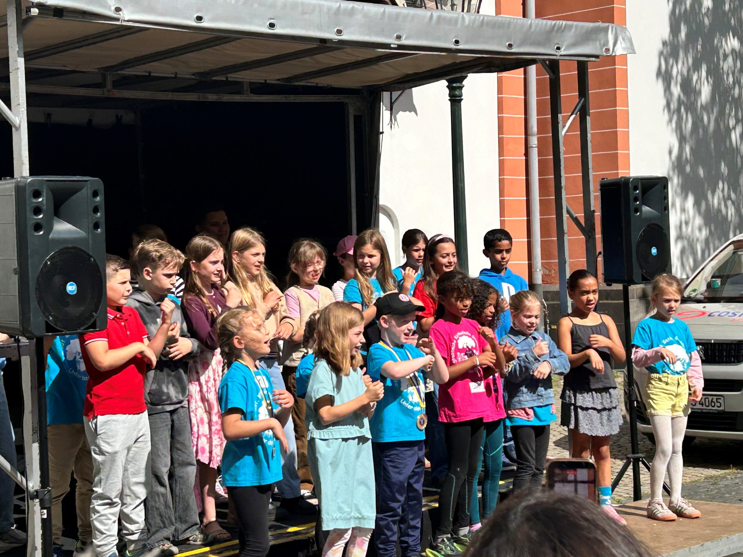 5.9.2026 - Traditionelles großes Straßenfest der Bürgerhilfe Gerresheim auf dem Gerricus-Platz: Auftritt der SingPause-Kinder der Schule Unter den Eichen unter der Leitung von Natalia Hildebrandt