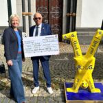 5.9.2026 - Traditionelles großes Straßenfest der Bürgerhilfe Gerresheim auf dem Gerricus-Platz: Bürgermeisterin Clara Gerlach nimmt einen großzügigen Spendenscheck der Ursula Rahmann Stiftung für die Bürgerhilfe Gerresheim entgegen