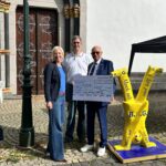 5.9.2026 - Traditionelles großes Straßenfest der Bürgerhilfe Gerresheim auf dem Gerricus-Platz: Bürgermeisterin Clara Gerlach und B.H.G.-Vorsitzender Dr. Jens Petersen nehmen eine großzügigen Spendenscheck der Ursula Rahmann Stiftung entgegen.