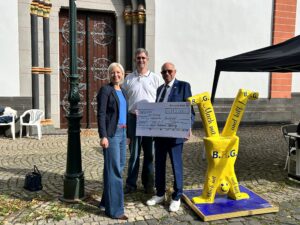 5.9.2026 - Traditionelles großes Straßenfest der Bürgerhilfe Gerresheim auf dem Gerricus-Platz: Bürgermeisterin Clara Gerlach und B.H.G.-Vorsitzender Dr. Jens Petersen nehmen eine großzügigen Spendenscheck der Ursula Rahmann Stiftung entgegen.