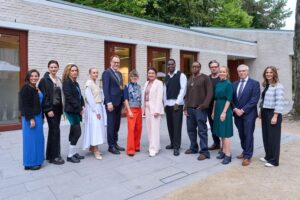 Oberbürgermeister Dr. Stephan Keller (5.v.l.) und Miriam Koch (M.), Beigeordnete für Kultur und Migration, mit den Kulturpreisträgerinnen und Kulturpreisträgern 2026. Mit dabei: Vorstandsvorsitzender der Stadtsparkasse Düsseldorf Dr. Stefan Dahm (2.v.r.) und Esther Breinig (r.), Kunst- und Kulturstiftung der Stadtsparkasse Düsseldorf. Copyright:Landeshauptstadt Düsseldorf/Claus Langer Preisträgerin Kira Hummen (2. v.l.)