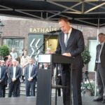 7.10.2026-18.00 Uhr: Bewegendes Gedenken an den Hamas-Terror vom 7.10.2023 - 6.29 Uhr - mit über 40 Organisationen aus der Stadtgesellschaft vor dem Rathaus und an der Treppe am Burgplatz. Oberbürgermeister Dr. Stephan Keller bei seiner aufrüttelnden Rede auf dem Rathausplatz.