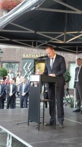 7.10.2026-18.00 Uhr: Bewegendes Gedenken an den Hamas-Terror vom 7.10.2023 - 6.29 Uhr - mit über 40 Organisationen aus der Stadtgesellschaft vor dem Rathaus und an der Treppe am Burgplatz. Oberbürgermeister Dr. Stephan Keller bei seiner aufrüttelnden Rede auf dem Rathausplatz.