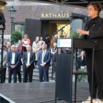 7.10.2026-18.00 Uhr: Bewegendes Gedenken an den Hamas-Terror vom 7.10.2023 - 6.29 Uhr - mit über 40 Organisationen aus der Stadtgesellschaft vor dem Rathaus und an der Treppe am Burgplatz. Die stellvertretende Ministerpräsidentin des Landes NRW, Frau Ministerin Mona Neubaur, bei ihrer sehr persönlichen und bewegenden Rede auf dem Tathausvorplatz.