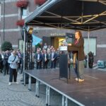7.10.2026-18.00 Uhr: Bewegendes Gedenken an den Hamas-Terror vom 7.10.2023 - 6.29 Uhr - mit über 40 Organisationen aus der Stadtgesellschaft vor dem Rathaus und an der Treppe am Burgplatz. Die Leiterin der Aktion "Dus4Jews", die Aktivistin Rivkah Young, bei ihrer sehr persönlichen Rede zum Antisemitismus