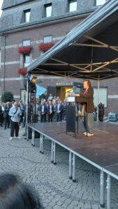 7.10.2026-18.00 Uhr: Bewegendes Gedenken an den Hamas-Terror vom 7.10.2023 - 6.29 Uhr - mit über 40 Organisationen aus der Stadtgesellschaft vor dem Rathaus und an der Treppe am Burgplatz. Die Leiterin der Aktion "Dus4Jews", die Aktivistin Rivkah Young, bei ihrer sehr persönlichen Rede zum Antisemitismus
