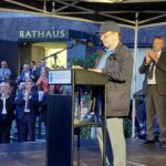 7.10.2026-18.00 Uhr: Bewegendes Gedenken an den Hamas-Terror vom 7.10.2023 - 6.29 Uhr - mit über 40 Organisationen aus der Stadtgesellschaft vor dem Rathaus und an der Treppe am Burgplatz. Michael Szentei-Heise schloss die Veranstaltung it ebenfalls bewegenden Worten und lud zum Gedenken an das Rheinufer ein. Im Hintergrund Sebastian Fleermann, Leiter der Mahn- und Gedenkstätte und Mitorganisator dieses Gedenkens.