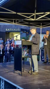 7.10.2026-18.00 Uhr: Bewegendes Gedenken an den Hamas-Terror vom 7.10.2023 - 6.29 Uhr - mit über 40 Organisationen aus der Stadtgesellschaft vor dem Rathaus und an der Treppe am Burgplatz. Michael Szentei-Heise schloss die Veranstaltung it ebenfalls bewegenden Worten und lud zum Gedenken an das Rheinufer ein. Im Hintergrund Sebastian Fleermann, Leiter der Mahn- und Gedenkstätte und Mitorganisator dieses Gedenkens.