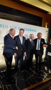 7.10.2026 - Preis für Kindeswohl - Preisverleihung an Konigin Silvia von Schweden. Bild: (v.l.n.r.) Dr. Reinhold Hahlhege, Baas der Düsseldorfer Jonges, Oberbürgermeister Dr. Stephan Keller, Norbert Hüsson, Vorsitzender des Kinder- und Jugendhospizes Regenbogenland und Norbert Rolshoven, Antisemitismusbeauftragter der Landeshauptstadt Düsseldorf, der den Preis als ehemaliger Baas der Jonges mit Norbert Hüsson ins Leben rief, vor der Preisverleihung.