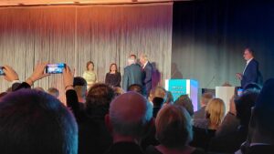 7.10.2026 - Preis für Kindeswohl - Preisverleihung an Konigin Silvia von Schweden. Bild: /v.l.n.r.) Ihre Majestät Königin Silvia von Schweden, die Künstlerin Meral Alma, Herstellerin der Kindeswohlkrone zum Kindeswohl-Preis, Oberbürgermeister, Dr. Stephan Keller (verdeckt), Dr. Reinhold Hahlhege, Baas der Düsseldorfer Jonges und Norbert Hüsson, Vorsitzender des Kinder- und Jugendhospizes Regenbogenland (Rückansicht), bei der Preisverleihung.