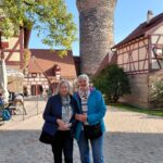 15.10.-20.10.2026: "Inaktivenreise" nach Nürnberg und Umgebung. Ingeborg Kupferschmidt und Sabine Dahm auf dem Burghof der Kaiserburg Nürnberg