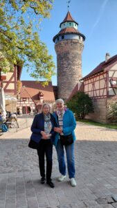 15.10.-20.10.2026: "Inaktivenreise" nach Nürnberg und Umgebung. Ingeborg Kupferschmidt und Sabine Dahm auf dem Burghof der Kaiserburg Nürnberg