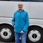 15.10.-20.10.2026: "Inaktivenreise" nach Nürnberg und Umgebung. Sabine Dahm unsere "Chef-Fotografin" vor unserem Bus.