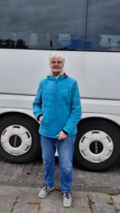 15.10.-20.10.2026: "Inaktivenreise" nach Nürnberg und Umgebung. Sabine Dahm unsere "Chef-Fotografin" vor unserem Bus.