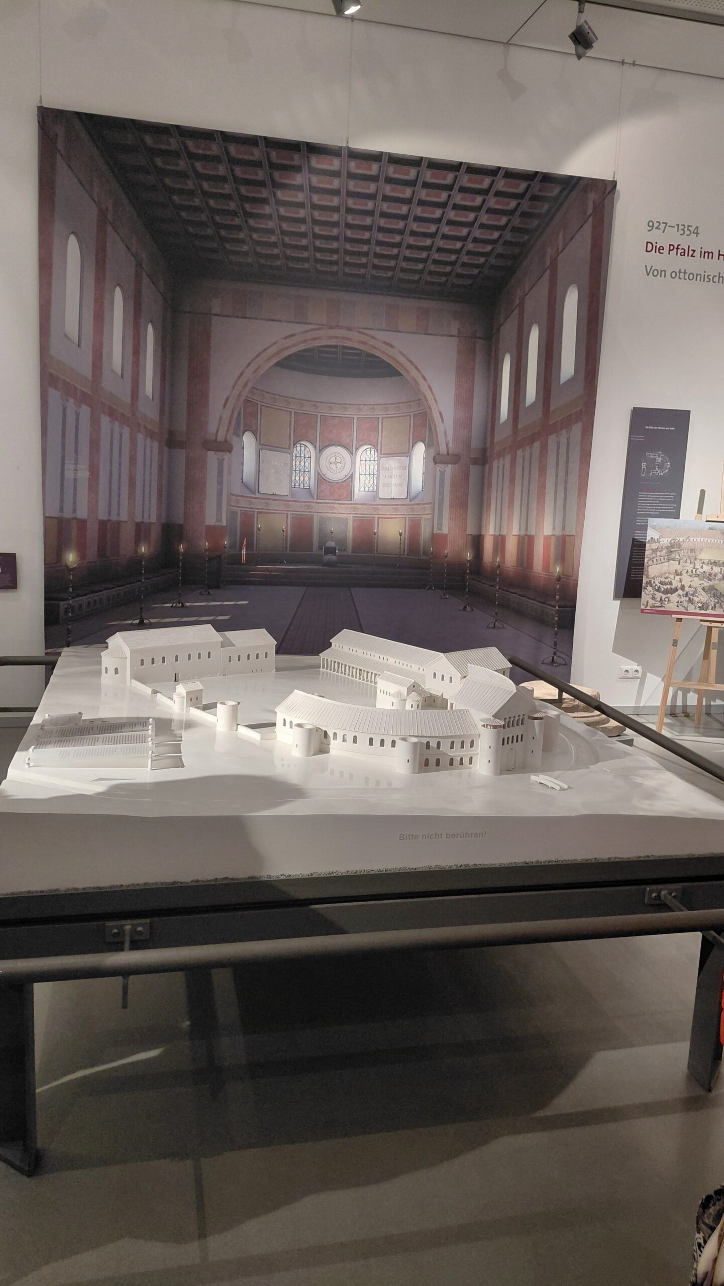 23.-24.10.2026 - Reise des Fördervereins Tonhalle mit dem JSO in den Rheingau. Das Modell der Kaiserpfalz in Ingelheim. Nur über dieses Modell lässt sich heute die enorme Größe dieser Kaiserpfalz Karl des Großen darstellen.