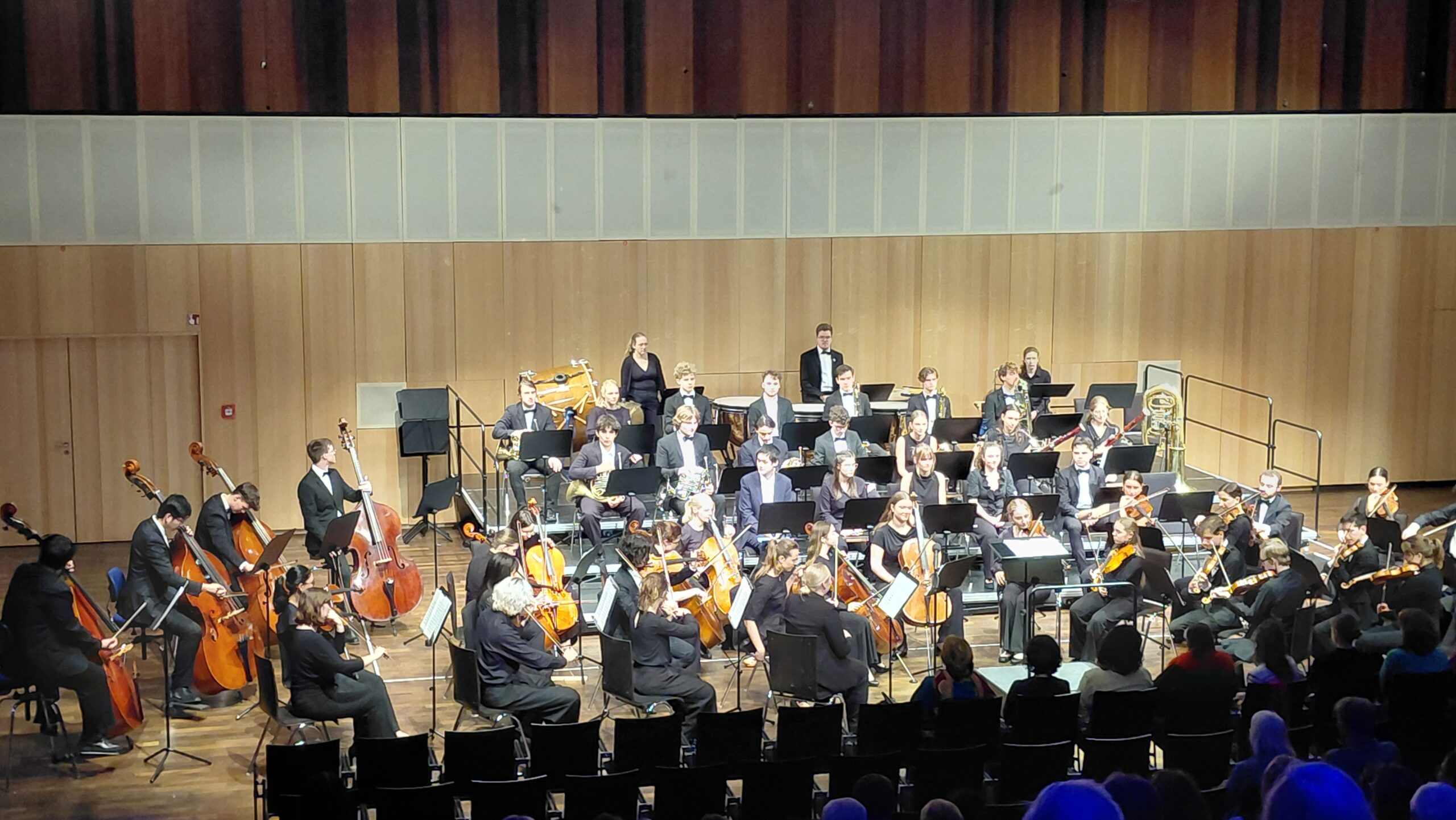 23.-24.10.2026 - Reise des Fördervereins Tonhalle mit dem JSO in den Rheingau. Das JSO der Tonhalle Düsseldorf im Konzertsaal IKUM in Ingelheim kurz vor einem sehr tollen Konzert.