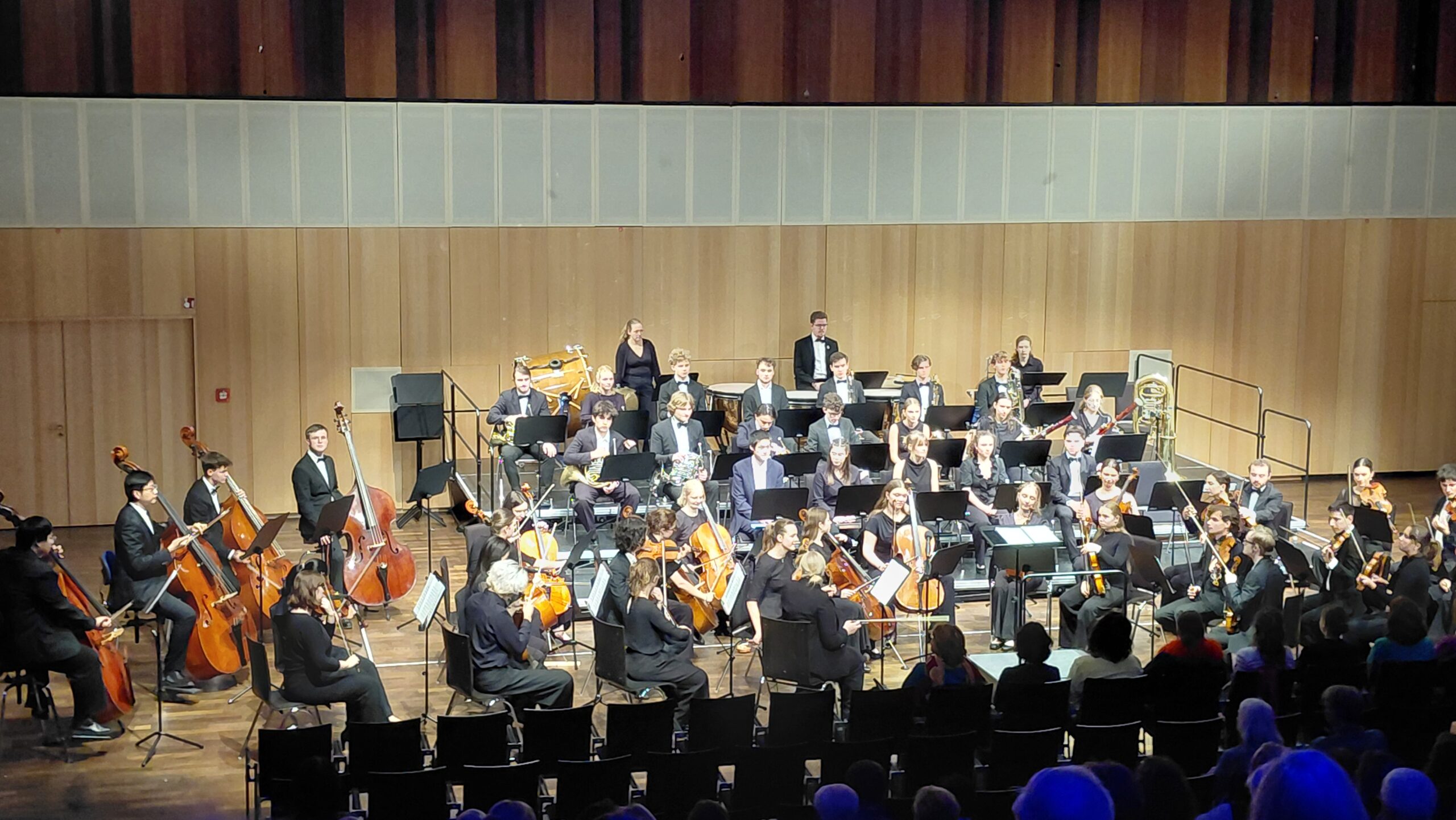 23.-24.10.2026 - Reise des Fördervereins Tonhalle mit dem JSO in den Rheingau. Das JSO der Tonhalle Düsseldorf im Konzertsaal IKing in Ingelheim kurz vor einem sehr tollen Konzert.