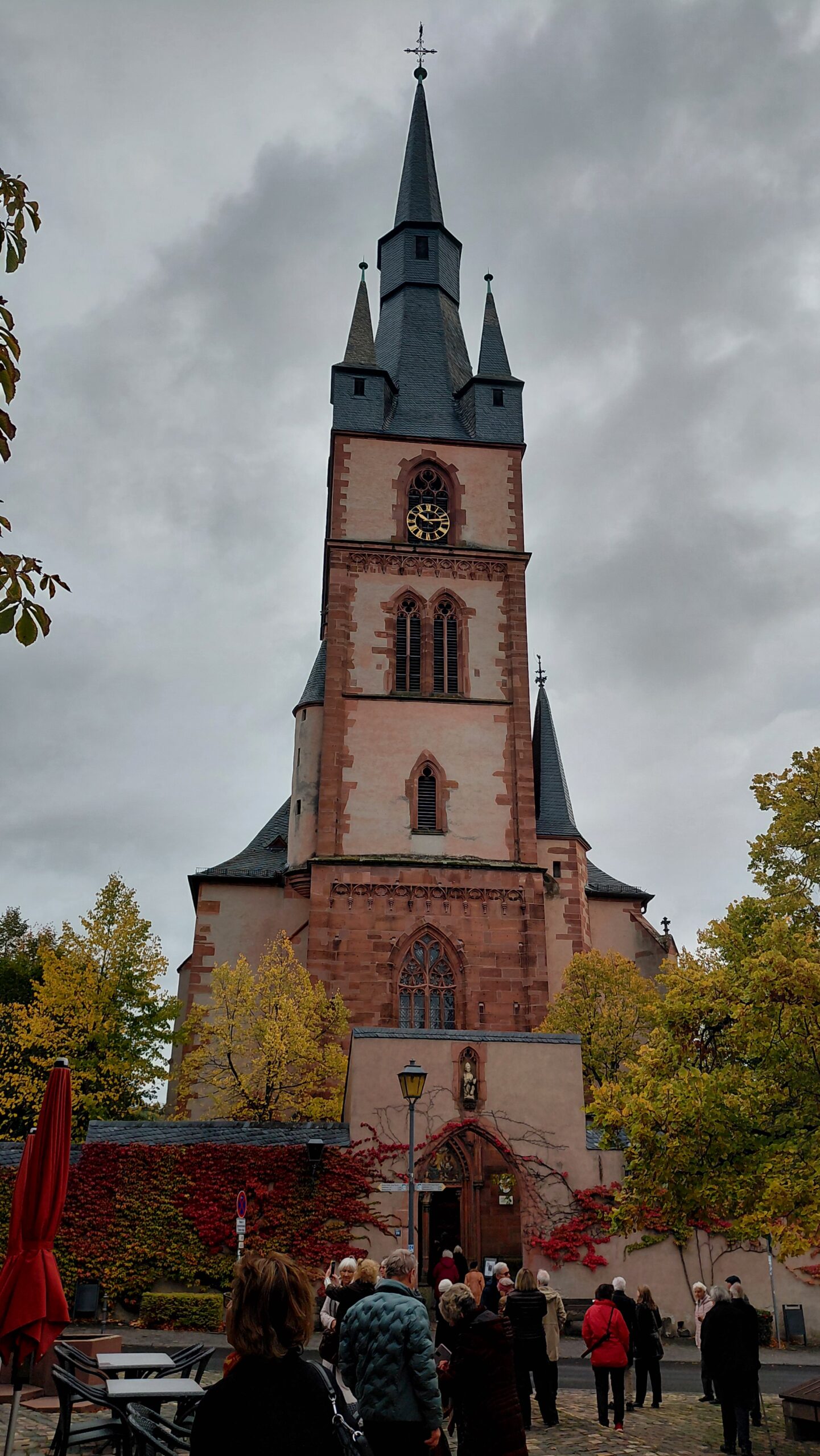 23.-24.10.2026 - Reise des Fördervereins Tonhalle mit dem JSO in den Rheingau. Die Reisegruppe vor der wunderbaren St. Valentinus-Kirche in Kiedrich.