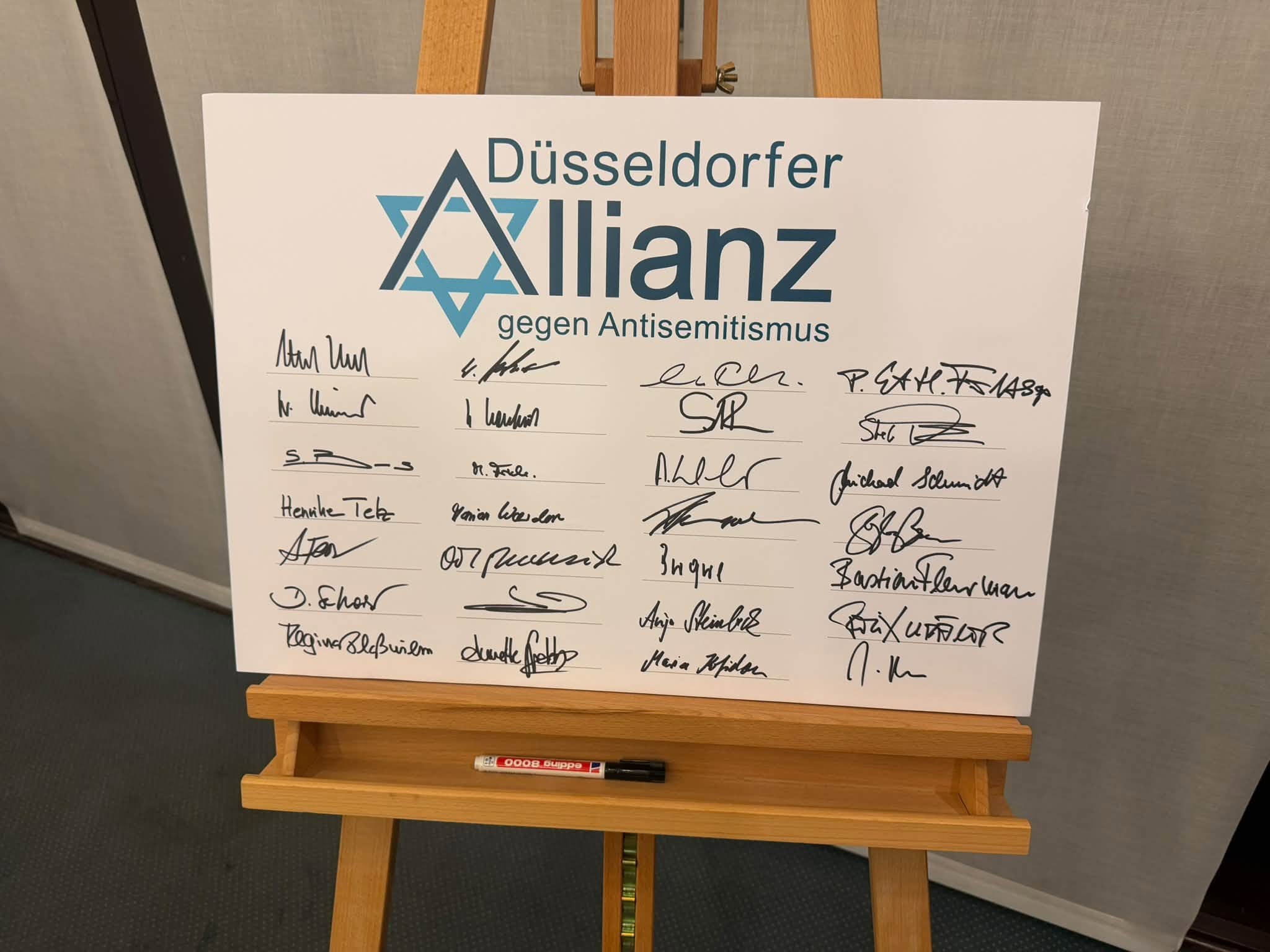 7.10.2026 - Es gründete sich die "Düsseldorfer Allianz gegen Antisemitismus. Hier die Unterschriften der Gründungsmitglieder. Jede und jeder, der aktiv tätig werden möchte ist willkommen.