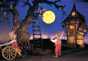 Der Mond - Mond am Baum (Bild: Düsseldorfer Marionetten-Theater)