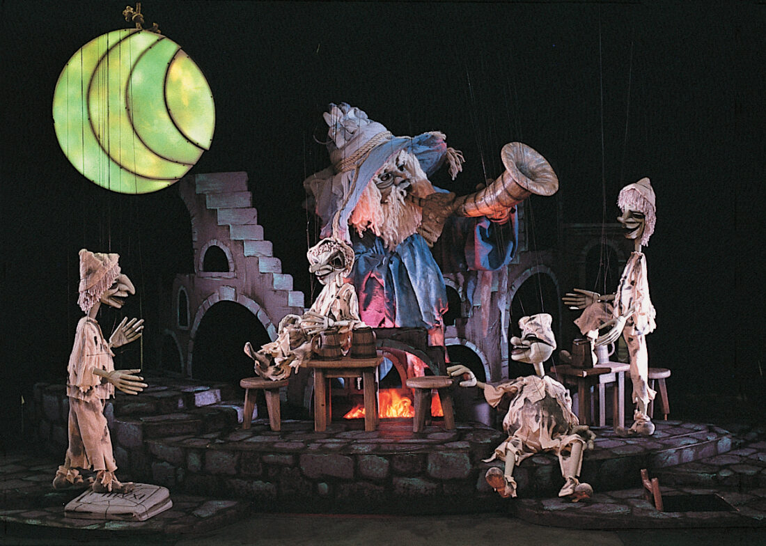 Der Mond - Petrus mit Horn (Bild: Düsseldorfer-Marionetten-Theater)