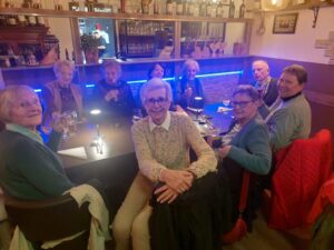 15.10.-20.10.2026: Fröhlicher Abschlussabend der sog. "Inaktivenreise" in den wirklich sehr schönen Albrecht-Dürer-Stuben mit stimmungsvollem Ambiente und tollem Essen. Es ging nach Nürnberg und Umgebung mit viel Schäufele und Nürnberger Würstchen. Franzis Hill (2.v.l.) organisiert diese Reise seit vielen Jahren in großartiger Weise.